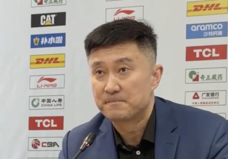 开云APP-杜锋暖心祝福球迷大爷:每次来吉林都会看到他,希望他一切顺利