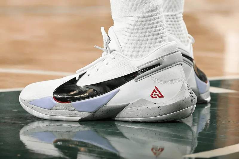 开云下载-遗憾伤退!阿德托昆博穿着Freak2,得到22分13篮板7助攻