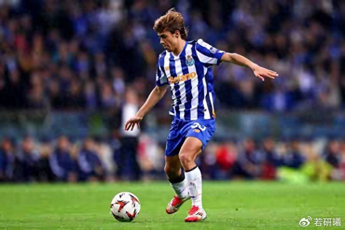 开云官网-7000万!皇马盯上葡萄牙新核,但安切洛蒂真的需要他吗?|转会|罗德里戈·埃尔南德斯·卡斯坎特|圣地亚哥-伯纳乌足球场|维蒂尼亚-费雷拉|罗德里戈-莫拉_新浪体育_新浪新闻